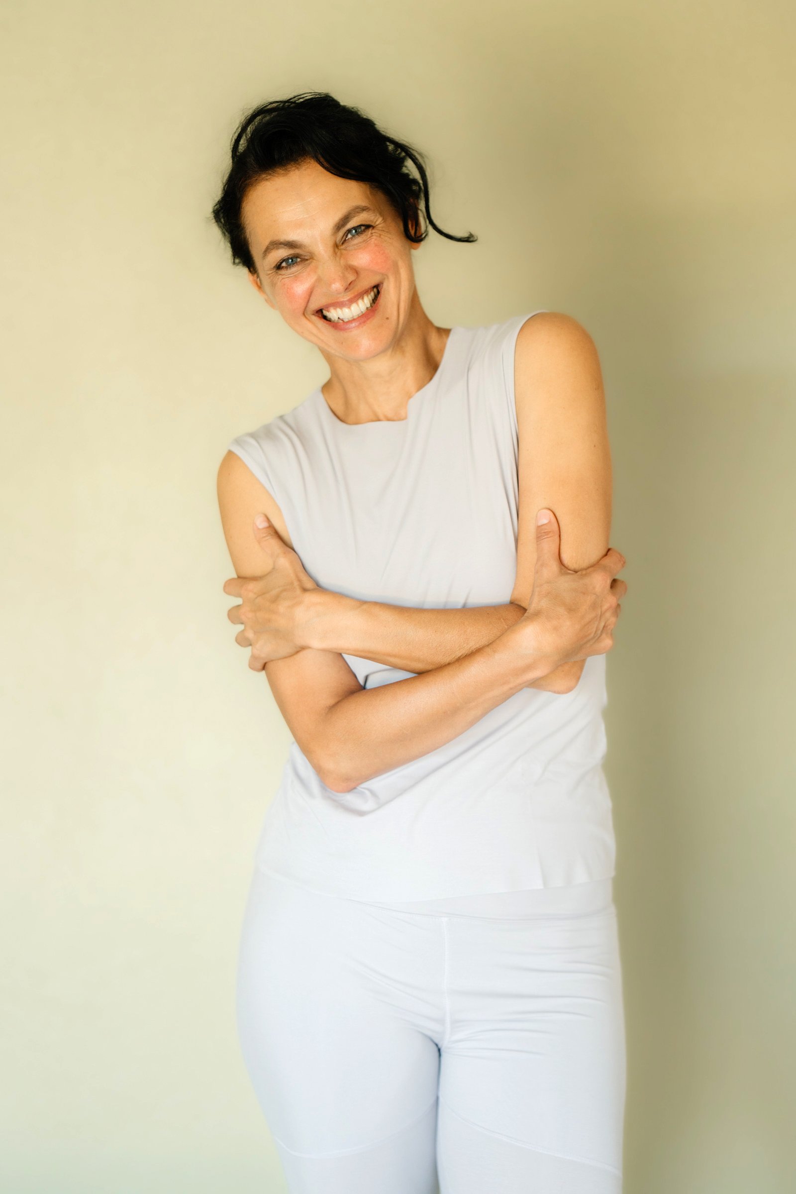 Christina Ofner lachend, sich selbst umarmend
