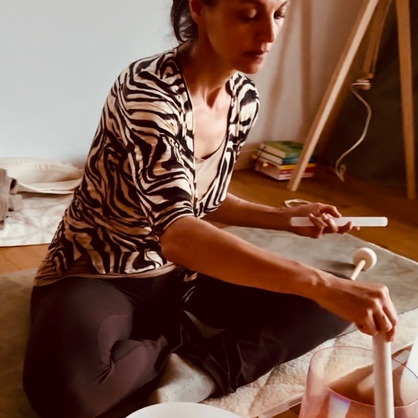 Christina Ofner beim Spielen der Klangschalen